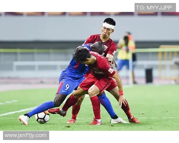 今天上港与申花激战正酣谁将赢得这场上海德比的荣耀与自豪 今天上港与申花激战正酣谁将赢得这场上海德比的荣耀与自豪